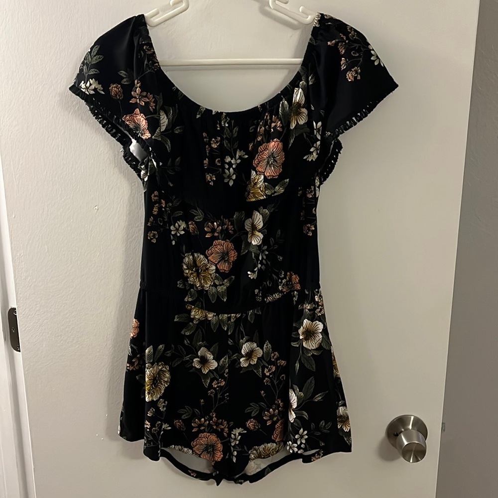 Derek Heart Women’s Black Floral Romper - Large